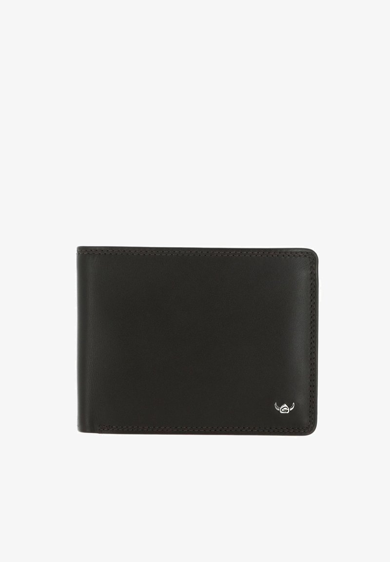 Portefeuille noir en cuir bifold avec coutures visibles et petit emblème argenté dans le coin inférieur droit sur fond blanc.