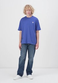 Guess Jeans TEE - T-shirts - regal blue