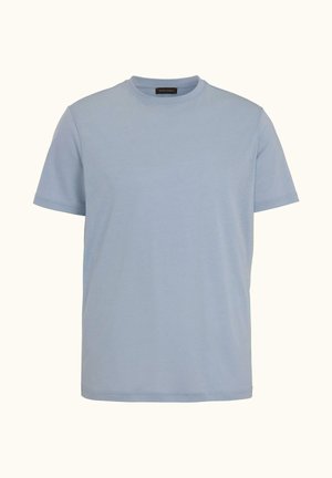 T-shirt a maniche corte di colore azzurro con collo rotondo e etichetta del marchio nera all'interno del colletto, esposta su uno sfondo chiaro e uniforme.
