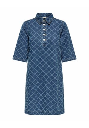 Džinsinė suknelė su apykakle, trumpomis rankovėmis ir mygtukų užsegimu. Puošia deimanto raštas su kontrastinga siūlų spalva mėlynuose atspalviuose.