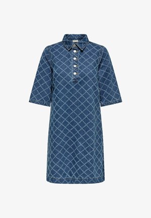 Džinsinė suknelė su apykakle, trumpomis rankovėmis ir mygtukų užsegimu. Puošia deimanto raštas su kontrastinga siūlų spalva mėlynuose atspalviuose.