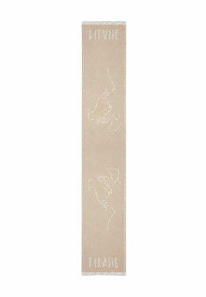 Lungo tappeto beige con contorni bianchi della mappa del mondo e la parola "T CLASSE" alle due estremità con bordi sfrangiati.