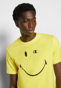 Champion Rochester Camiseta estampada - yellow
