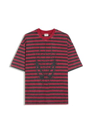 Tricou cu mâneci scurte, în dungi roșii și gri închis, cu un design negru al măștii Spider-Man pe partea din față și cu guler rotund roșu.