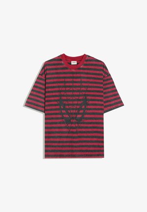 T-shirt à manches courtes rayé rouge et gris foncé avec un motif de masque Spider-Man noir sur le devant et un col rond rouge.