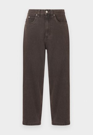 Tmavohnedé rifle z denimu s vysokým pásom, rovnými nohavicami, predným zapínaním na gombíky a zips, s dizajnom piatich vreciek.