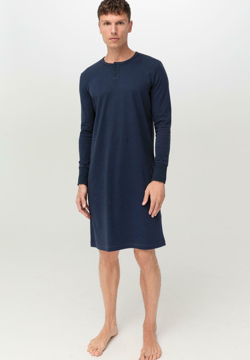Marineblaue Nachthemden mit langen Ärmeln aus weichem Stoff, Rundhalsausschnitt und einer Knopfleiste mit drei Knöpfen, die knapp über den Knien endet.