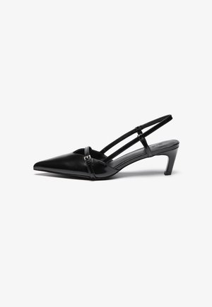 Czarny lakierowany czółenek typu slingback, z szpiczastym noskiem, niskim, zakrzywionym obcasem i cienkim paskiem z klamrą na podbiciu.