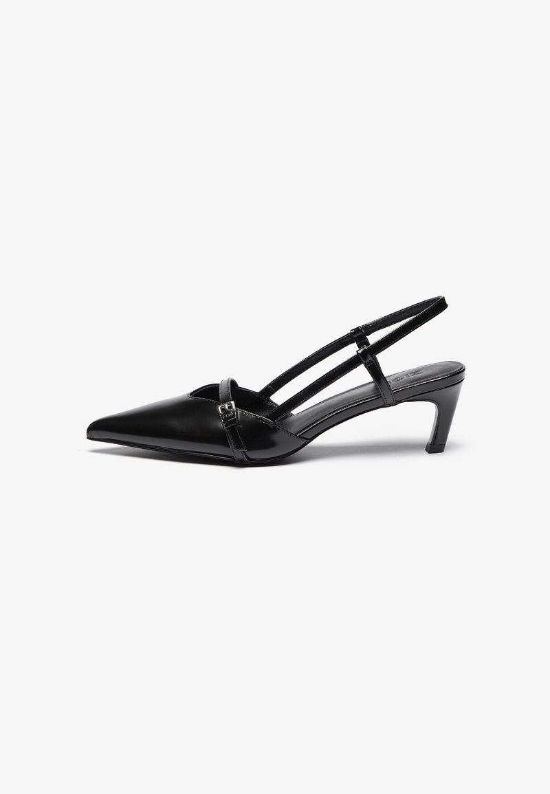 Escarpin slingback en cuir verni noir avec bout pointu, talon bas incurvé et fine bride avec boucle sur le cou-de-pied.