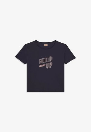 T-shirt noir à manches courtes avec col rond et texte rose "MOOD UP" et "FREDDY" imprimé au centre devant.