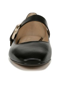 Chaussure en cuir noir avec un bout arrondi, ornée d'un accent métallique et d'une sangle sur le dessus. Texture lisse avec une semelle plate.