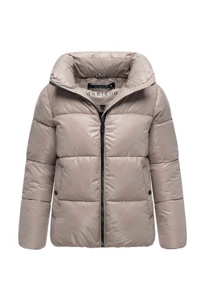Chaquetón beige acolchado con cuello alto, cremallera frontal y botones a presión, que presenta paneles cosidos y un acabado suave y brillante.