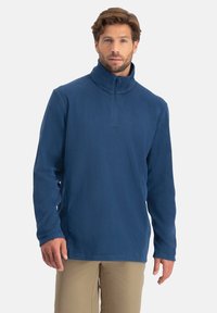 Marineblauwe fleece trui met een hoge kraag, halfrits ontwerp, lange mouwen en een gladde textuur. Minimalistische details en effen kleur.