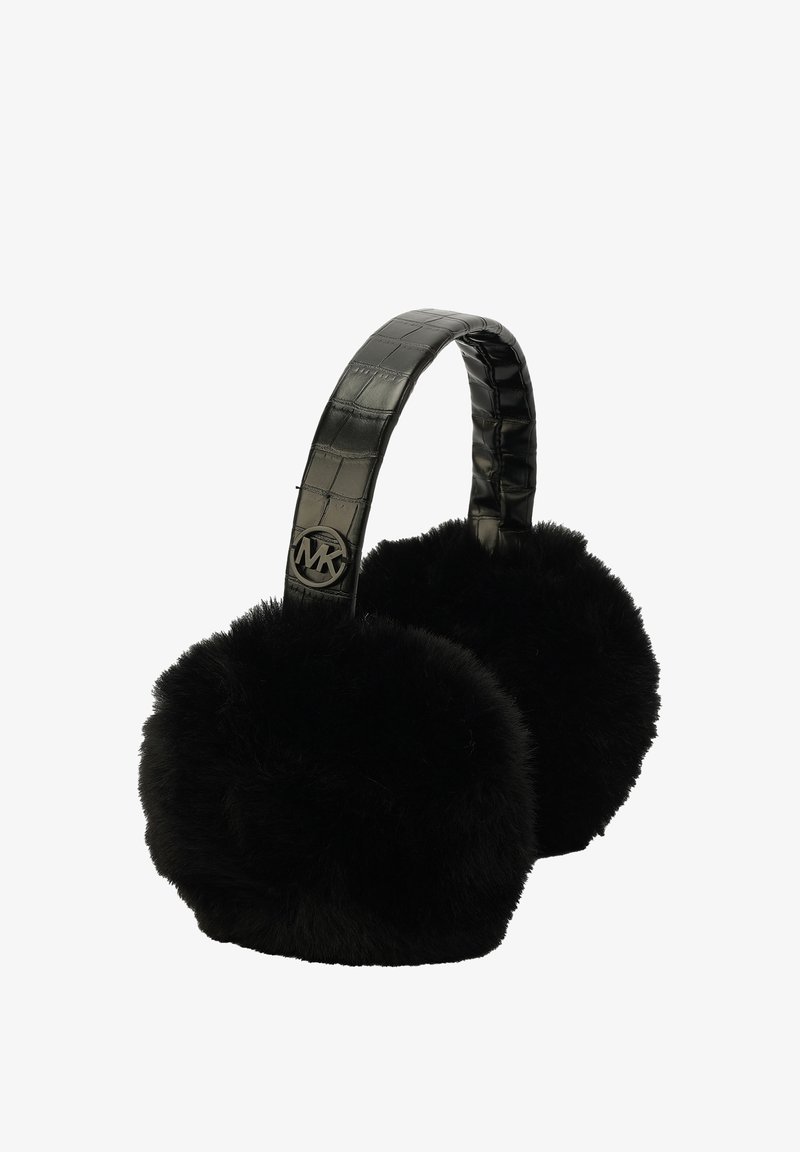 Bandeau noir avec des pompons en fausse fourrure, un serre-tête noir en relief crocodile, et un accent de logo métallique sur le côté. Texture douce partout.