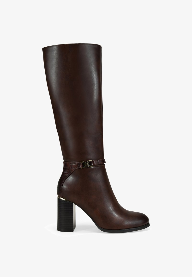 Bota de cuero de color marrón oscuro, hasta la rodilla, con tacón cuadrado y una correa decorativa por encima del tobillo, mostrada en perfil lateral sobre un fondo blanco.