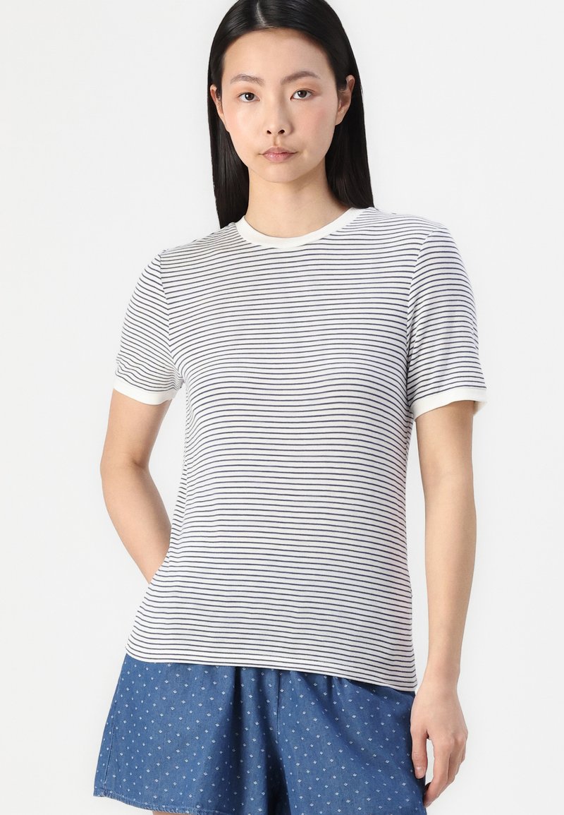 Gestreiftes T-Shirt in Weiß und Marineblau, mit kurzen Ärmeln und Rundhalsausschnitt, aus weichem Stoff mit einem lockeren Schnitt.