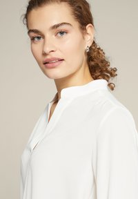 Elena Mirò CON ARRICCIATURE - Bluse - bianco