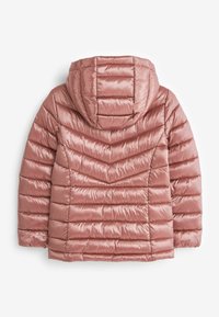 Veste matelassée en rose doux avec une finition brillante, dotée d'une capuche et d'un motif de piqûre en chevrons. Tissu texturé avec des coutures horizontales.