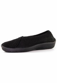 Chaussure noire à enfiler en matériau tricoté texturé, dotée d'une semelle en caoutchouc flexible et de détails de couture subtils sur le dessus.