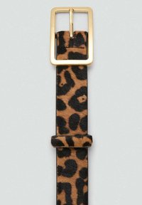 Ceinture en tissu à imprimé léopard marron et noir, avec une boucle rectangulaire dorée et une attache pour maintenir l'extrémité en place.