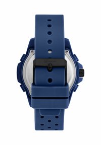 Orologio in gomma blu con finitura opaca, cassa rotonda, bracciale regolabile e chiusura nera. Presenta un retro in acciaio inox e una corona texturizzata.