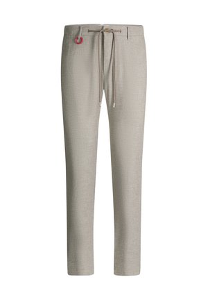 Pantaloni slim fit beige chiaro con tessuto strutturato, vita con coulisse, passanti per cintura e piccolo dettaglio di anello rosso vicino alla vita.