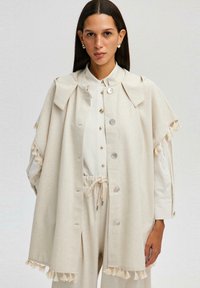 HOODED JACKET WITH TASSEL DETAIL - Kratki kaputi - cream