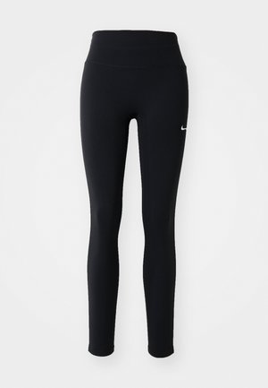 Sorte leggings med høy midje, laget av elastisk materiale, med en liten hvit logo på venstre hofte. Glatt tekstur overalt.