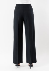 Pantaloni neri a vita alta in un tessuto liscio, caratterizzati da gambe larghe e una vestibilità su misura. Nessun motivo visibile o decorazioni.