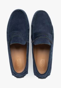 Marineblaue Wildleder Slipper mit glatter Textur, dekorativen Steppnähten, einem leichten Absatz und einer braunen Lederinnensohle, die mit "estro" geprägt ist.