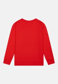 Rød hettegenser med rund hals, lange ermer, ribbestrikkede mansjetter og nederkant. Ensfarget struktur uten mønstre eller ekstra detaljer.