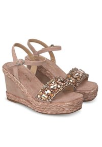 Sandali con zeppa in suede rosa, con una striscia decorata da gemme e suola in juta intrecciata per texture e supporto.