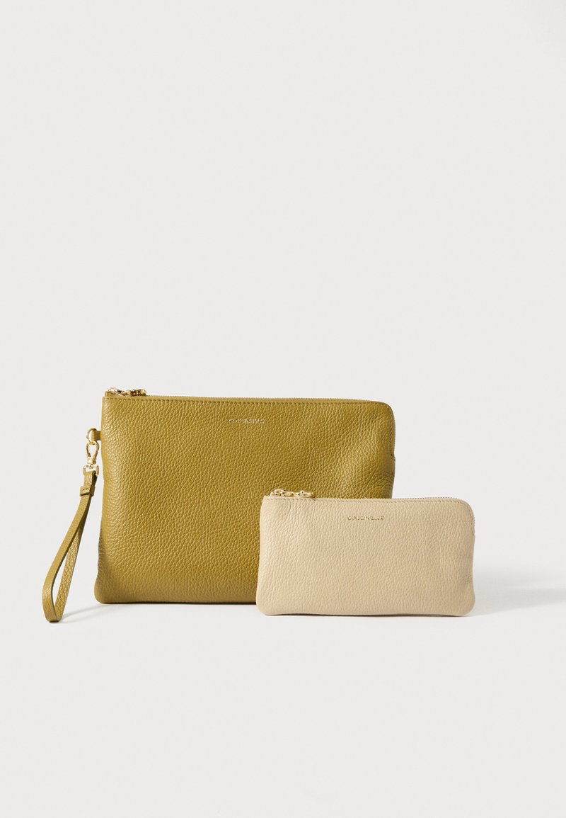 Twee lederen etuis, één in mosterdgeel met een gestructureerde afwerking en gouden beslag, en één in beige, glad met een ritssluiting.