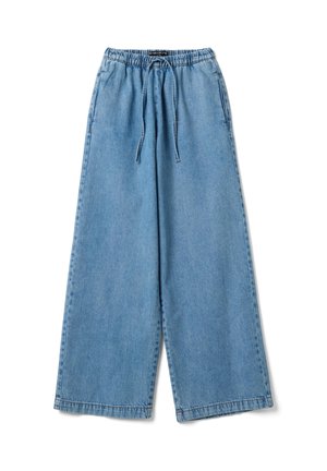 Pantaloni larga gamba in denim azzurro chiaro con vita elasticizzata e coulisse frontale, distesi su sfondo bianco.