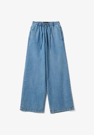 Pantaloni larga gamba in denim azzurro chiaro con vita elasticizzata e coulisse frontale, distesi su sfondo bianco.