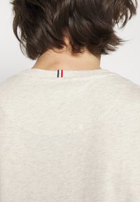 Les Deux PIECE - T-shirt básica - ivory melange/dark burgundy/dark sand