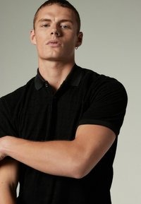 Next FLOCKED - Polo krekls - black geo