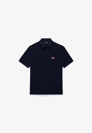 Polo à manches courtes bleu marine avec col et petit emblème de drapeau rouge, blanc et bleu sur la poitrine à gauche, sur fond blanc.