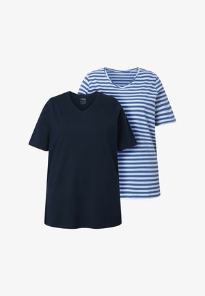 Kaksi lyhythihainen V-kaula-aukollista paitaa, yksi yksivärinen tummansininen ja toinen sinivalkoisilla vaakaraitakuviolla, asetettuna vierekkäin.