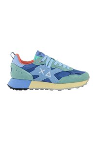 Sneakers sportive con una combinazione di mesh blu e suede verde, con dettagli bianchi, una suola gialla chiara e un tallone multicolore.