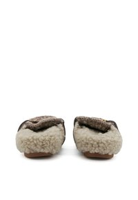 Pantofole marroni con un morbido rivestimento in shearling color crema. La parte superiore presenta un design a maglia testurizzato e un dettaglio di hardware dorato.