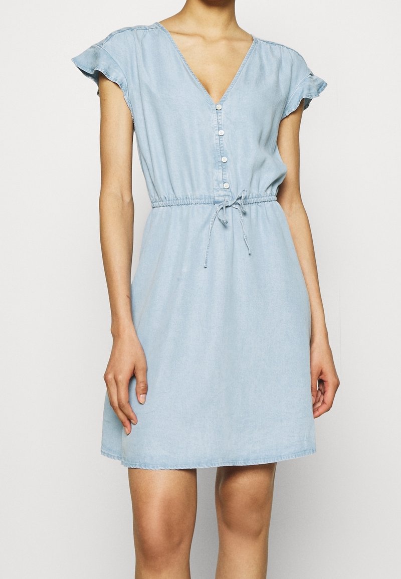 GAP Robe en jean - light-blue denim