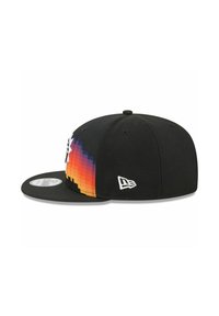 Schwarze Baseballkappe mit einem lebendigen, pixelartigen Farbverlauf in Orange, Pink und Lila auf der Vorderseite links, mit weißen Logo-Akzenten.