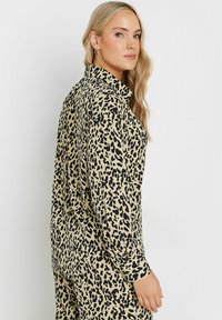 Tijgerprintblouse in bruin en zwart, met een kraag en lange mouwen met knoopmanchetten, gemaakt van zachte, lichtgewicht stof.
