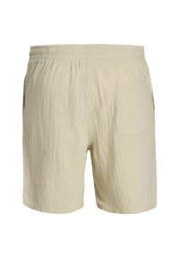 Bermudas de algodón beige con cintura elástica, tejido texturizado, bolsillos laterales y un único bolsillo trasero.