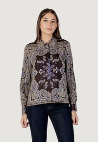 Camicia a maniche lunghe in seta marrone scuro, con un motivo paisley blu e oro, colletto e chiusura frontale con bottoni. Vestibilità casual.