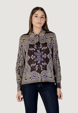Camicia a maniche lunghe in seta marrone scuro, con un motivo paisley blu e oro, colletto e chiusura frontale con bottoni. Vestibilità casual.
