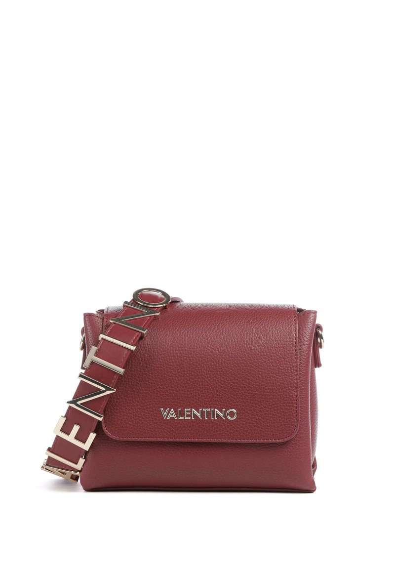 Borsa a mano in pelle color bordeaux con tracolla a catena in tono oro e lettering audace. Superficie testurizzata, chiusura a patta e logo sul davanti.