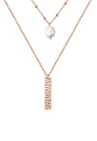 Collana in oro rosa a due strati; presenta un pendente rettangolare testurizzato e una singola perla bianca appesa alla catena superiore.