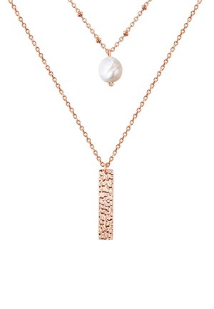 Collana in oro rosa a due strati; presenta un pendente rettangolare testurizzato e una singola perla bianca appesa alla catena superiore.